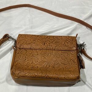 concealed carry “Gun Tote’n Mamas” cowhide leather tooled crossbody purse.  NWOT